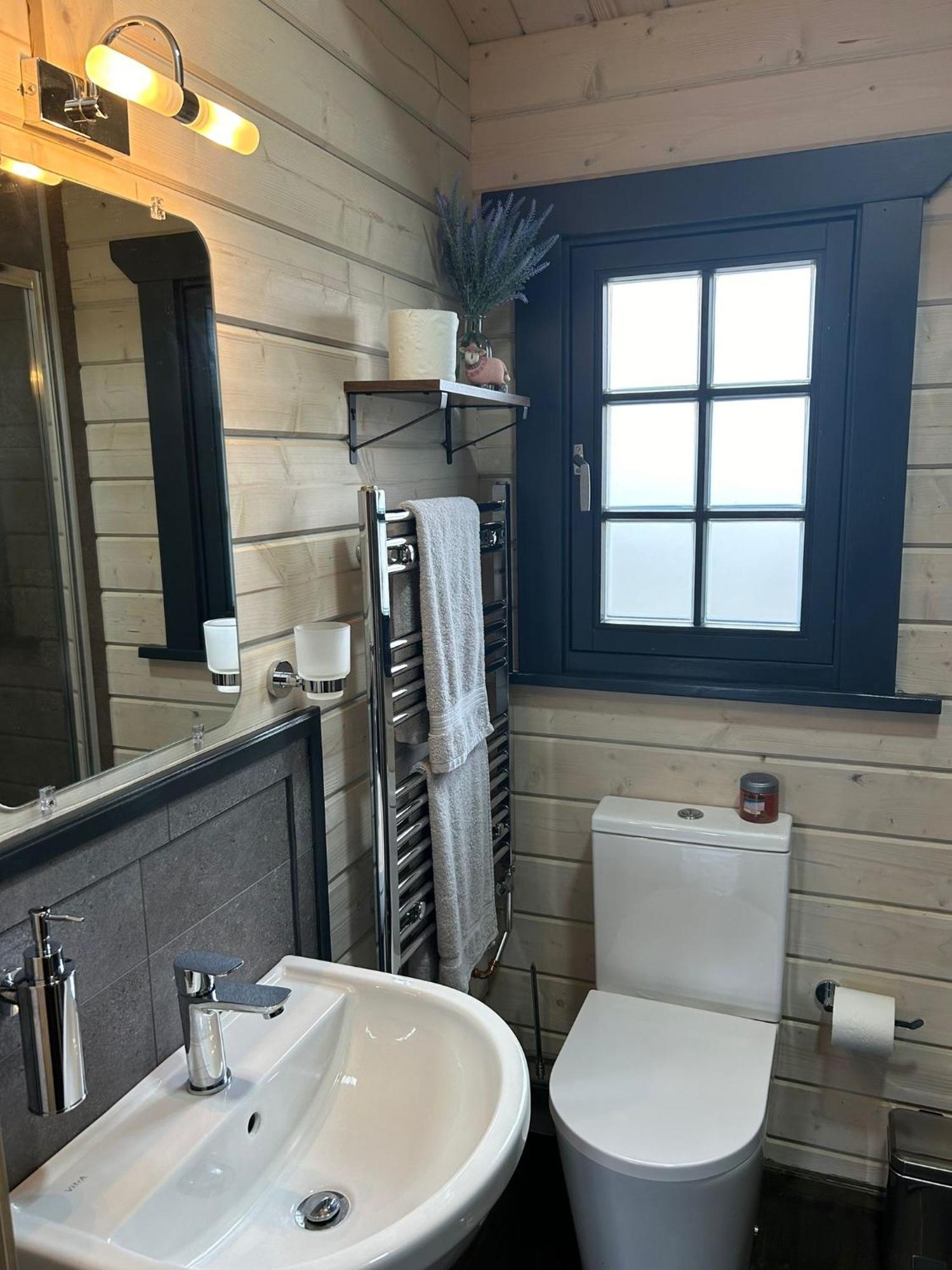 Little Rock Retreat Log Cabin With Hot Tub Castletown Gheoghegan Exteriör bild
